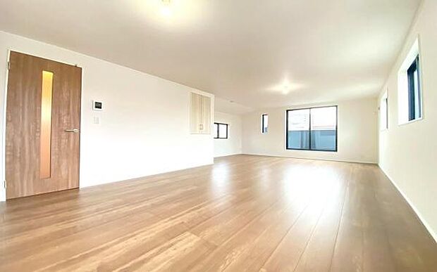 《リビングダイニング》　■大画面ＴＶも余裕、インテリアプランが考えやすいワイドなリビング。家族がしぜんに集まる広さ、お子様が思わず走り出す大空間。