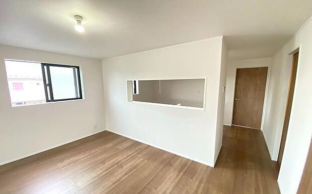 《ダイニングキッチン》　■家族が集う楽しく親子の会話もはずむキッチン。明るく清潔で使い勝手のいいキッチンには、いつも家族の笑顔があふれ、夫婦が仲良く一緒に料理することもできます。