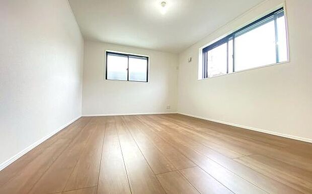 《子供部屋》　■お子様の成長を優しく見守る、明るい子供部屋。遊んだり、学んだり、時には一人の時間を過ごしたりと健やかな毎日を育む大切な場所。未来への第一歩を育む、かけがえのない空間です。