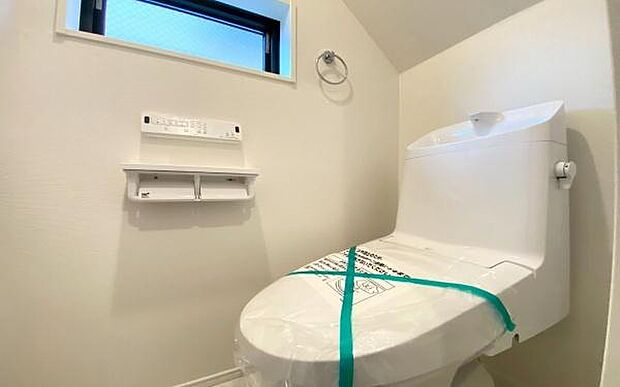 《トイレ》　■快適な使用感が人気の温水洗浄脱臭暖房機能を搭載。しかも汚れがつきにくく落ちやすい、洗浄力に優れた洗浄機能付トイレ。