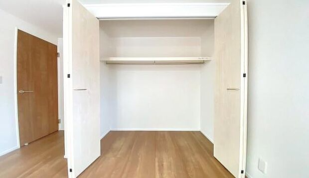 《収納》　■洋服を機能的に収納できるハンガーパイプのほか、帽子やバッグを置ける枕棚も設置。ゆとりあふれる収納空間です。