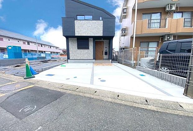 《駐車場》　■駐車場2台可能（車種による）。間口もゆったり。らくらく停められます。