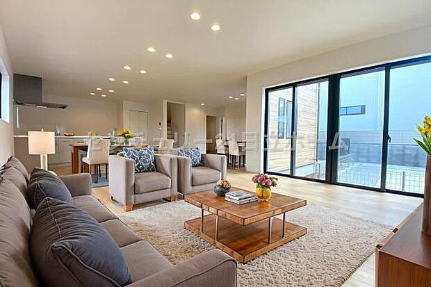 《リビングダイニング》　■本画像は家具や小物の配置をCGで作成しており、実際に現地に家具や小物は置かれておりません。また、価格に家具や小物は含まれておりません。