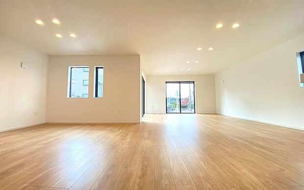 《リビングダイニング》　■上質な時間を育む暮らしのメインステージ。寛ぎとご家族とのコミュニケーションを育む居心地のよい場所。この明るい空間は家族に安らぎを与えて、落ち着いた心地よい空間になるでしょう。