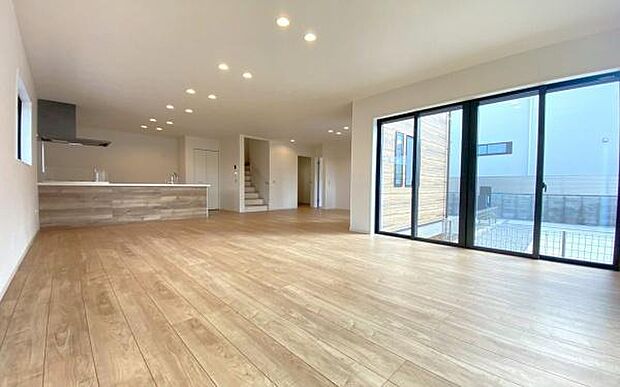 《リビングダイニング》　■開放的で広いリビング。のびのびとくつろげるリビングは、家族のコミュニケーションの場としてみんなが集まる場所に。