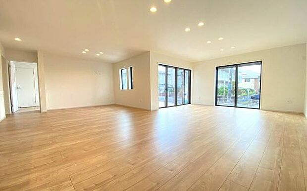 《リビングダイニング》　■大画面ＴＶも余裕、インテリアプランが考えやすいワイドなリビング。家族がしぜんに集まる広さ、お子様が思わず走り出す大空間。