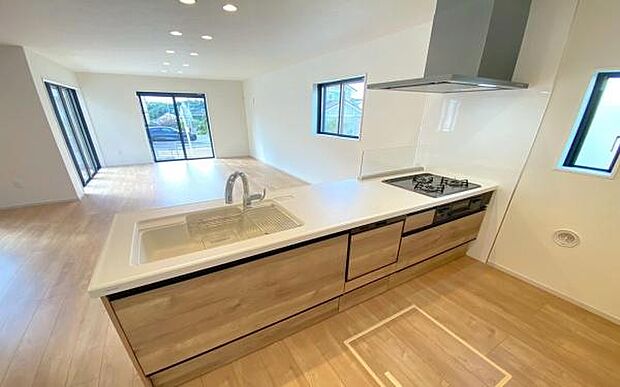 《システムキッチン》　■会話を楽しみながら食事を味わう。一緒にいる時間が楽しい空間。カフェにいるような気分で毎日を過ごしたい。家族でいる時間を柔らかに包み込むインテリア。