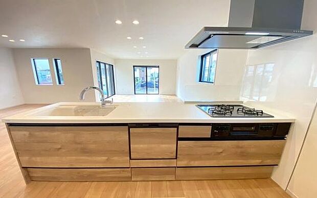 《ダイニングキッチン》　■家族が集う楽しく親子の会話もはずむキッチン。明るく清潔で使い勝手のいいキッチンには、いつも家族の笑顔があふれ、夫婦が仲良く一緒に料理することもできます。