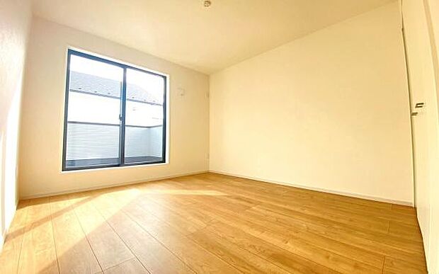 《子供部屋》　■お子様の成長を優しく見守る、明るい子供部屋。遊んだり、学んだり、時には一人の時間を過ごしたりと健やかな毎日を育む大切な場所。未来への第一歩を育む、かけがえのない空間です。