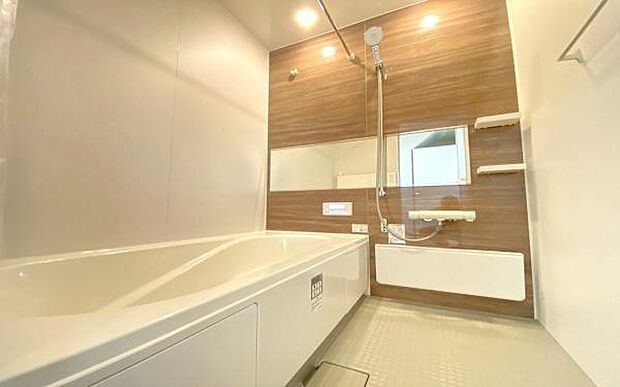 《浴室》　■ゆったり足を伸ばせる浴槽。お子様と一緒でもゆとりの広さ。1日の疲れを癒してくれるバスタイム。