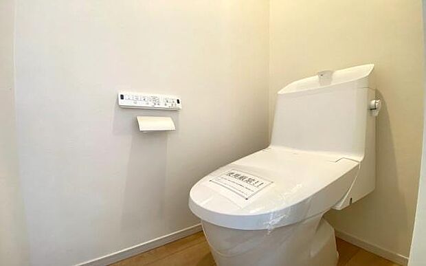 《トイレ》　■快適な使用感が人気の温水洗浄脱臭暖房機能を搭載。しかも汚れがつきにくく落ちやすい、洗浄力に優れた洗浄機能付トイレ。