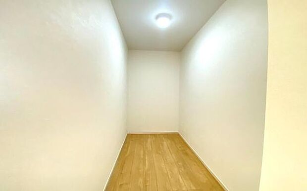 《収納》　■洋服を機能的に収納できるハンガーパイプのほか、帽子やバッグを置ける枕棚も設置。ゆとりあふれる収納空間です。