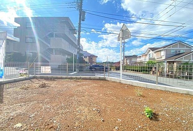 《庭》■子供のころに夢見た「庭付きマイホーム」。その夢が現実となるかもしれませんね。人目を気にせず開放的に家族でＢＢＱパーティ。家庭菜園も楽しめます。南向きです。