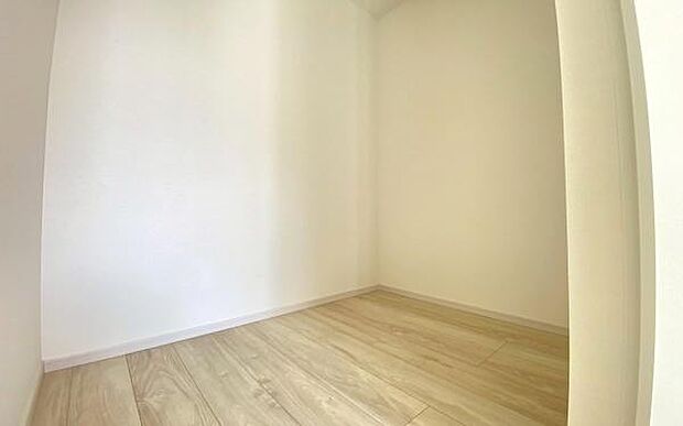 《シューズインクローク》　■人気のシューズインクローク。中は可動棚になっており、靴の収納はもちろんの事、ゴルフバッグやサーフィンの板、アウトドア用品、ベビーカーまでラクラク収納が可能です。