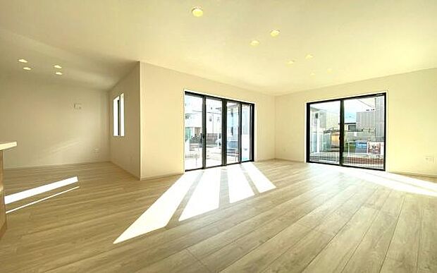 《リビングダイニング》　■上質な時間を育む暮らしのメインステージ。寛ぎとご家族とのコミュニケーションを育む居心地のよい場所。この明るい空間は家族に安らぎを与えて、落ち着いた心地よい空間になるでしょう。