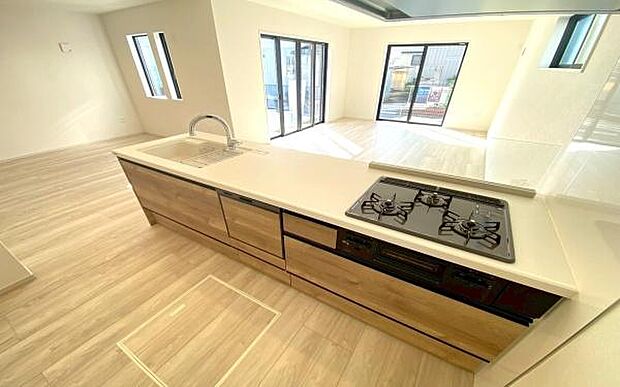 《システムキッチン》　■会話を楽しみながら食事を味わう。一緒にいる時間が楽しい空間。カフェにいるような気分で毎日を過ごしたい。家族でいる時間を柔らかに包み込むインテリア。