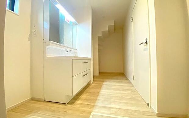 《洗面化粧台》　■洗面化粧台の鏡は、メイクや髭剃りに便利な三面鏡タイプ。開いて合わせ鏡としても使用できます。鏡の裏側は収納スペースとして利用でき、小物などの保管に便利な棚も付いています。