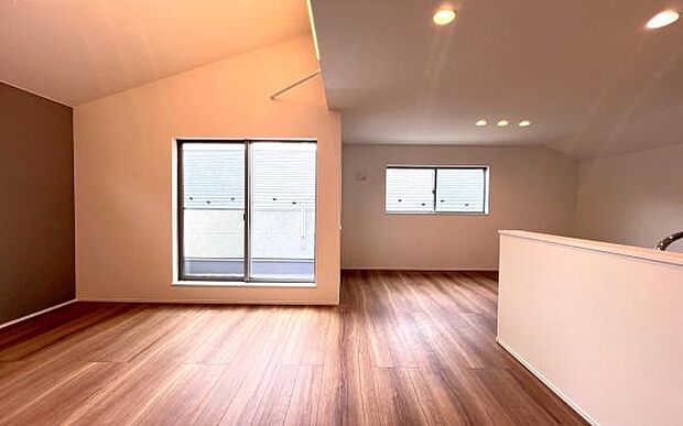 《リビングダイニング》　■上質な時間を育む暮らしのメインステージ。寛ぎとご家族とのコミュニケーションを育む居心地のよい場所。この明るい空間は家族に安らぎを与えて、落ち着いた心地よい空間になるでしょう。