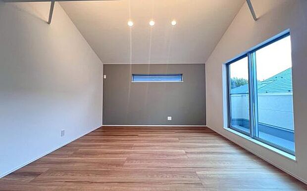 《リビングダイニング》　■豊かな光が照らすこの場所は、たわいもない会話を楽しみ、ゆったりとした時間を過ごす場所。家族の日常が刻まれる大切な空間です。自然光に溢れるこの空間はリフレッシュにピッタリです。