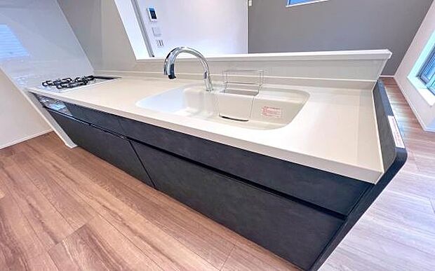 《システムキッチン》　■会話を楽しみながら食事を味わう。一緒にいる時間が楽しい空間。カフェにいるような気分で毎日を過ごしたい。家族でいる時間を柔らかに包み込むインテリア。