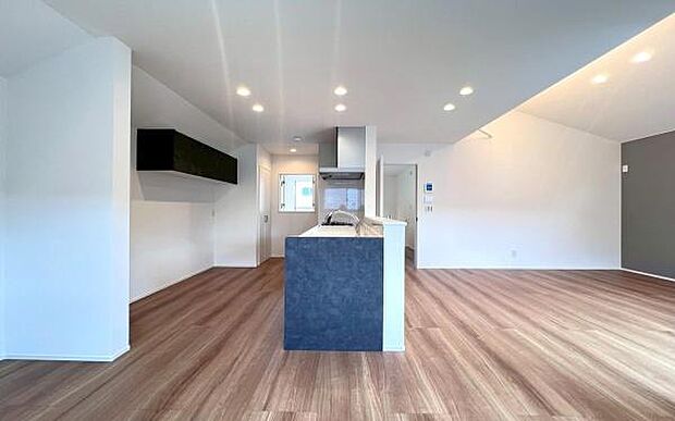 《キッチン》　■家族が集う楽しく親子の会話もはずむキッチン。明るく清潔で使い勝手のいいキッチンには、いつも家族の笑顔があふれています。