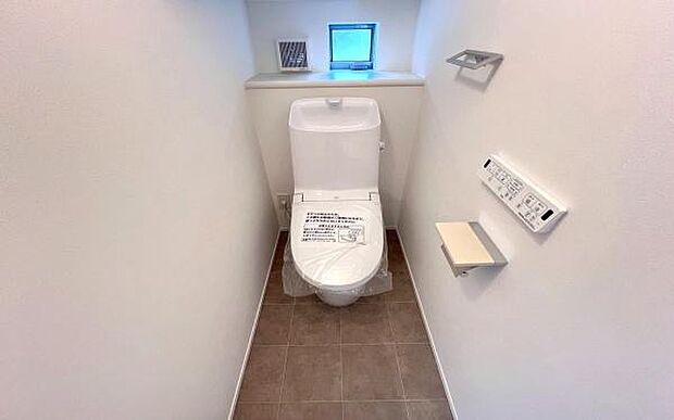 《トイレ》　■快適な使用感が人気の温水洗浄脱臭暖房機能を搭載。しかも汚れがつきにくく落ちやすい、洗浄力に優れた洗浄機能付トイレ。