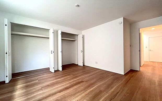 《収納》　■洋服を機能的に収納できるハンガーパイプのほか、帽子やバッグを置ける枕棚も設置。ゆとりあふれる収納空間です。