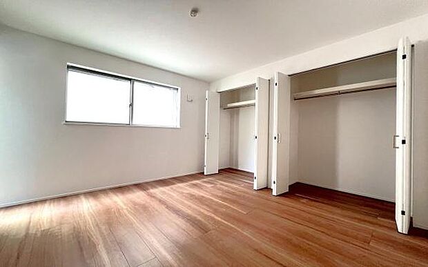 《洋室》　■型にはまらない多才なプライベートルーム。くつろぎの場としてだけでなく、趣味や仕事のパーソナルスペースとしても活躍する、ゆったりした寝室。個の時間をたっぷり楽しめる快適空間です。