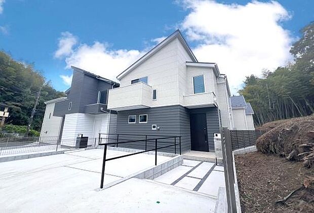 《外観》　■家族みんなが落ち着ける場所。明るい空間で心も暖か、朝から爽やかな気分。寝る時も包みこまれるようにふんわりと。家にいることが心と体に優しい暖かな暮らし。