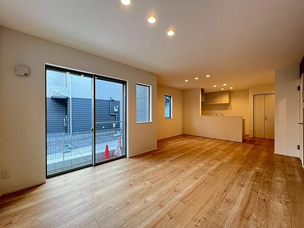 《リビングダイニング》　■開放的でのびのびとくつろげるリビングは、家族のコミュニケーションの場として、みんなが集まる暖かな場所に。