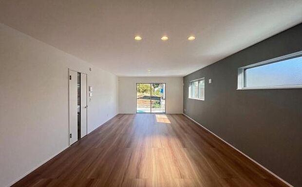 《リビングダイニング》 ■開放的で広いリビング。のびのびとくつろげるリビングは、家族のコミュニケーションの場として、みんなが集まる憩いの場所に。