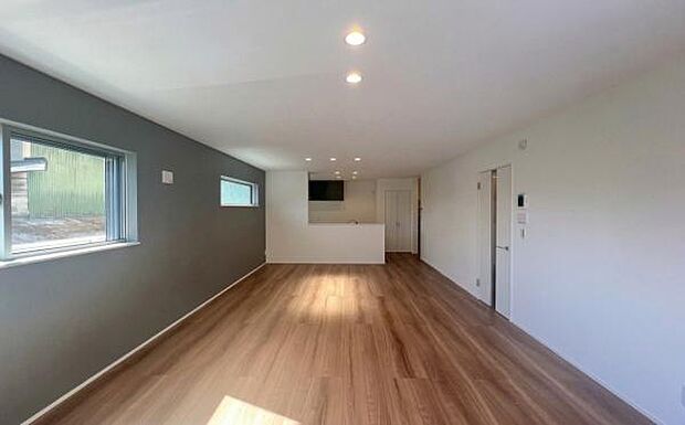 《リビングダイニング》 ■大画面TVも余裕、インテリアプランが考えやすいワイドなリビング。家族がしぜんに集まる広さ、お子様が思わず走り出す大空間。