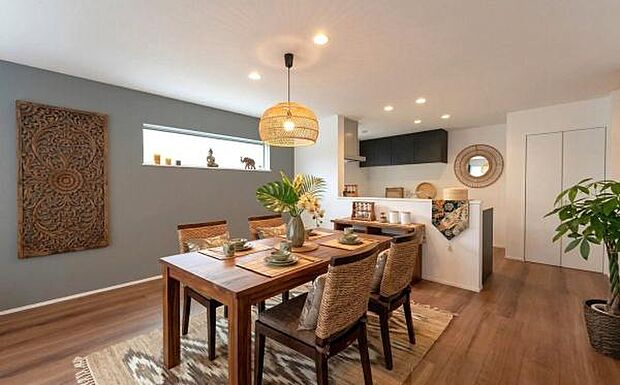 《ダイニングキッチン》 ■人気の対面キッチン。家族団らんの食卓。本画像は家具家電や小物の配置をCGで作成しており、実際に現地に家具家電は置かれておりません。また、価格に家具家電は含まれておりません。