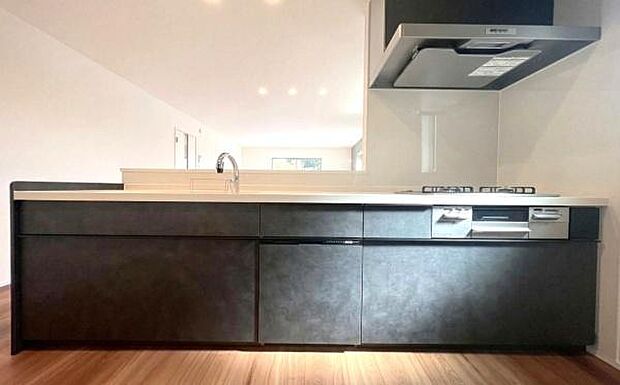 《システムキッチン》 ■家族が集う楽しく親子の会話も弾む対面キッチン。明るく清潔で使い勝手のいいキッチンには、いつも家族の笑顔があふれています。