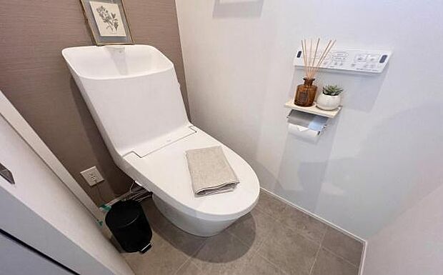 《トイレ》 ■清潔感あふれる温水洗浄便座付きトイレ。ナチュラルな雑貨が彩る癒しの空間は、毎日の暮らしに心地よいゆとりをもたらします。(小物をCGで作成、実際に小物は配置されていません)