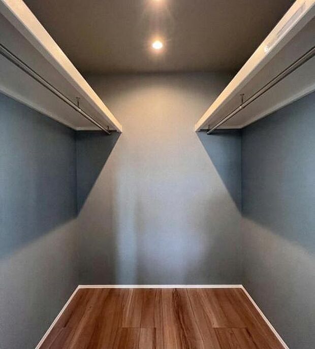 《ウォークインクローゼット》 ■大容量のウォークインクローゼットをご用意。衣類だけでなく、遊び道具やトランクなどの旅行用品の収納にも重宝します。