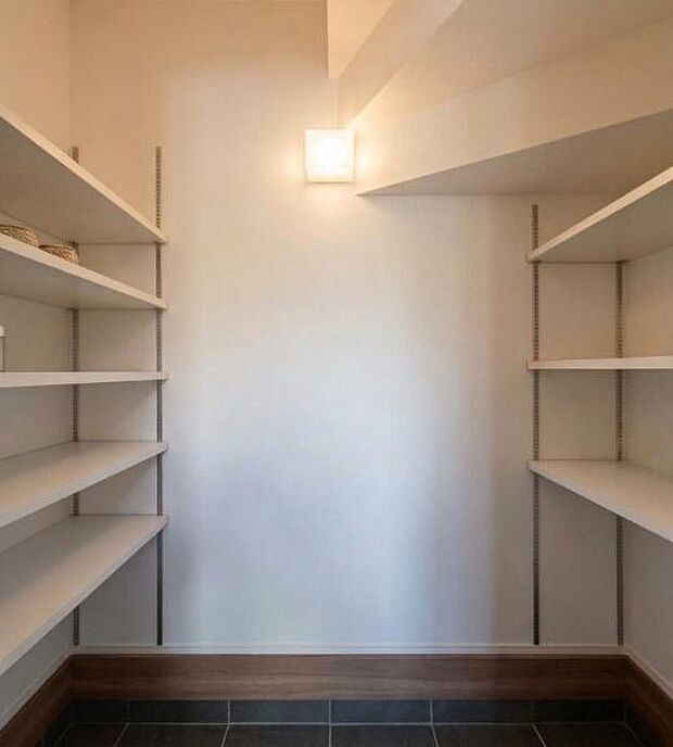 《シューズインクローク》 ■人気のシューズインクローク。靴だけでなくアウトドア用品や雨具などもスッキリ収納可能です。