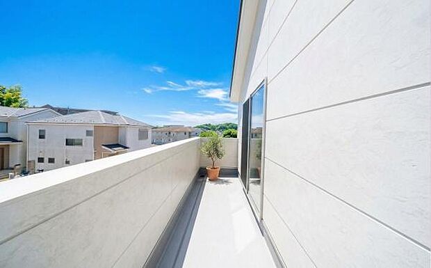 《バルコニー》 ■陽当りも良く、洗濯物も良く乾きそうです。目の前には気持ちの良い青空が広がります。