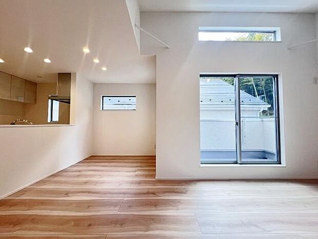 《リビングダイニング》　■上質な時間を育む暮らしのメインステージ。寛ぎとご家族とのコミュニケーションを育む居心地のよい場所。この明るい空間は家族に安らぎを与えて、落ち着いた心地よい空間になるでしょう。