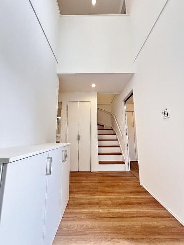 《玄関》■玄関上部の吹き抜けが開放感やデザイン性を高める、おしゃれな印象の住まいです