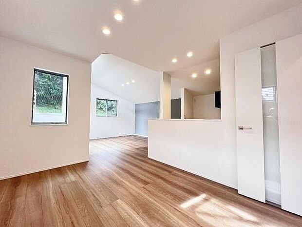 《リビングダイニング》 ■開放的で広いリビング。のびのびとくつろげるリビングは、家族のコミュニケーションの場としてみんなが集まる場所に。