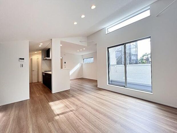 《リビングダイニング》 ■勾配天井で開放感溢れるリビング