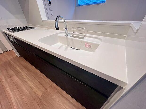 《キッチン》　■お手入れしやすくきれいなキッチン。お料理の始めから後片付けまで楽しい時間になりそうです。