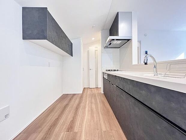 《三口ガスコンロ》 ■毎日料理をする方、家族の分まで作られる方には必須の三口ガスコンロ。同時進行が可能で効率よく、楽しく料理ができます