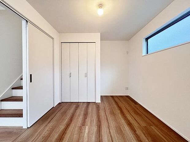 《子供部屋》 ■お子様の成長を優しく見守る、明るい子供部屋。遊んだり、学んだり、時には一人の時間を過ごしたりと健やかな毎日を育む大切な場所。未来への第一歩を育む、かけがえのない空間です。