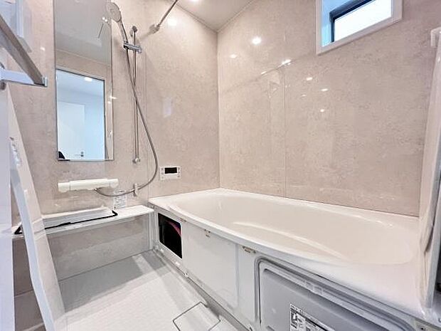 《浴室》 ■体を洗う、温まるだけの場所から心身ともに快適な空間へと進化したバスルーム。一日の疲れが癒される優雅な時間を堪能してください。