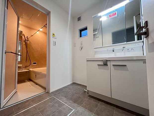 《洗面化粧台》　■使いやすいシャープなデザインの洗面化粧台。