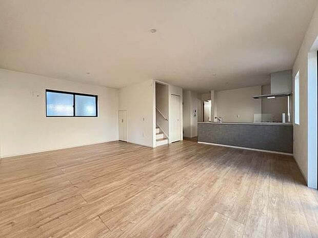 《リビングダイニング》　■家族が自然と集まって、思い思いにくつろぎ、遊び、語らう、やすらぎの空間。