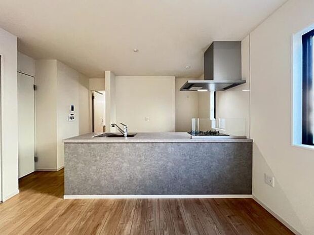 《システムキッチン》　■お手入れしやすくきれいなキッチン。お料理の始めから後片付けまで楽しい時間になりそうです。