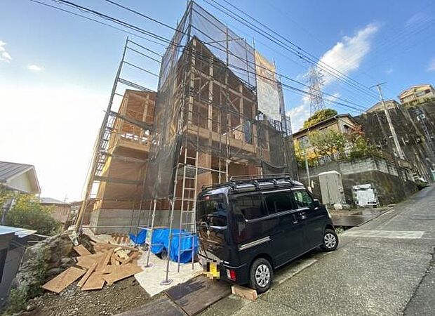 《外観》　■機能性とデザイン性を兼ねそろえた理想の住まい。美しい外観やくつろぎの室内空間にふさわしい素材・形・色彩、上質感に満ちております。